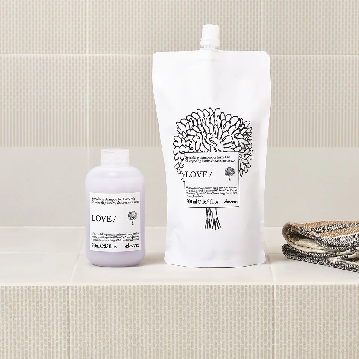 Davines LOVE Smoothing Shampoo Refill 500 ml avec flacon 250 ml, shampooing lissant pour cheveux frisottés ou indisciplinés, conçu pour nettoyer en douceur, aider à contrôler les frisottis et laisser les cheveux plus souples, doux et faciles à coiffer