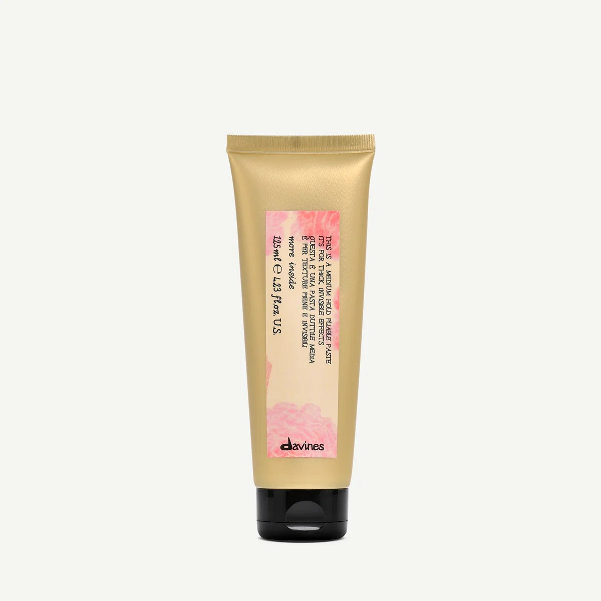Tube beige 125 ml Davines « This Is A Medium Hold Pliable Paste » – pâte coiffante tenue moyenne, fini naturel.