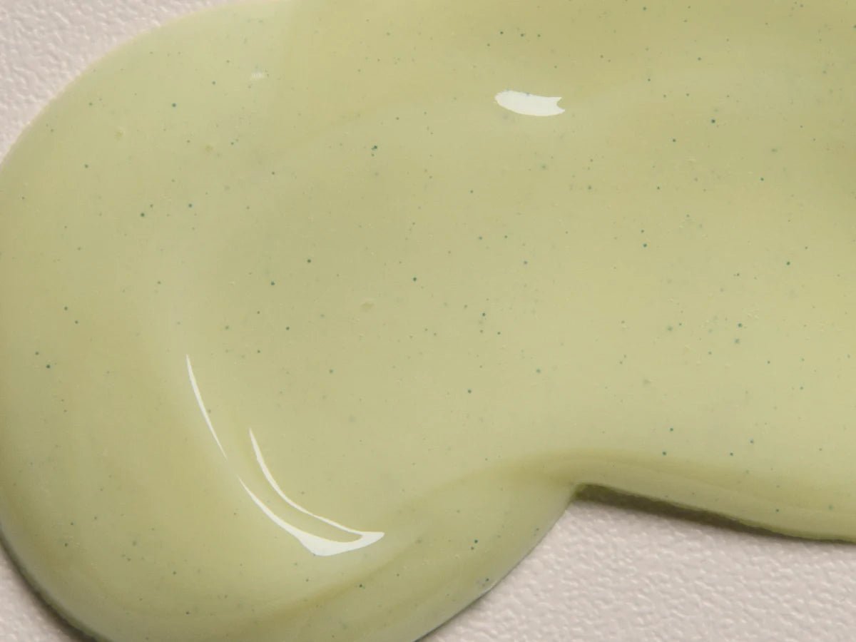 Texture du Davines MOMO Hair Serum, sérum hydratant sans rinçage pour cheveux secs, à la texture fluide et légère conçue pour apporter douceur, souplesse et hydratation à la fibre capillaire