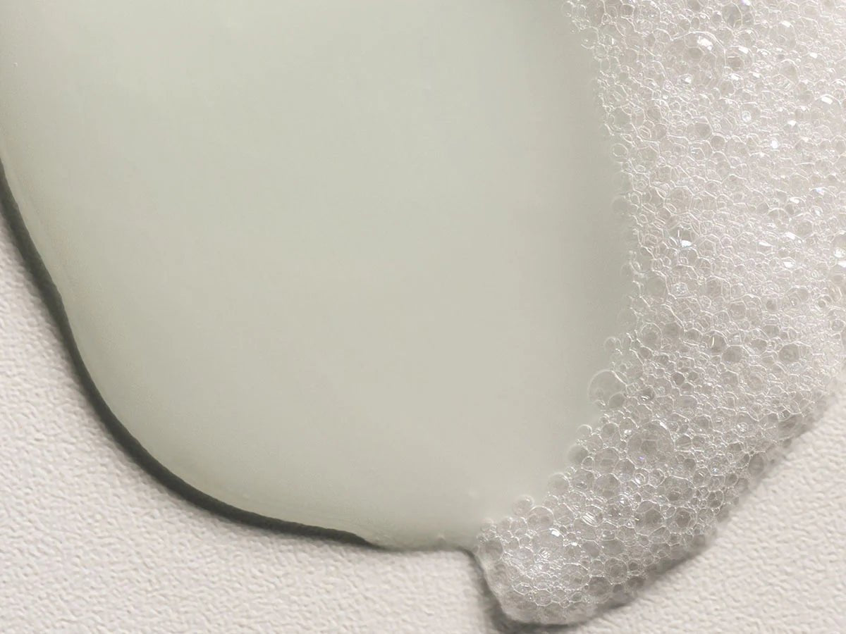 Texture mousse du Davines MOMO Shampoo, shampooing hydratant pour cheveux secs et déshydratés, conçu pour nettoyer délicatement, apporter souplesse et légèreté et préserver l’hydratation naturelle de la fibre capillaire