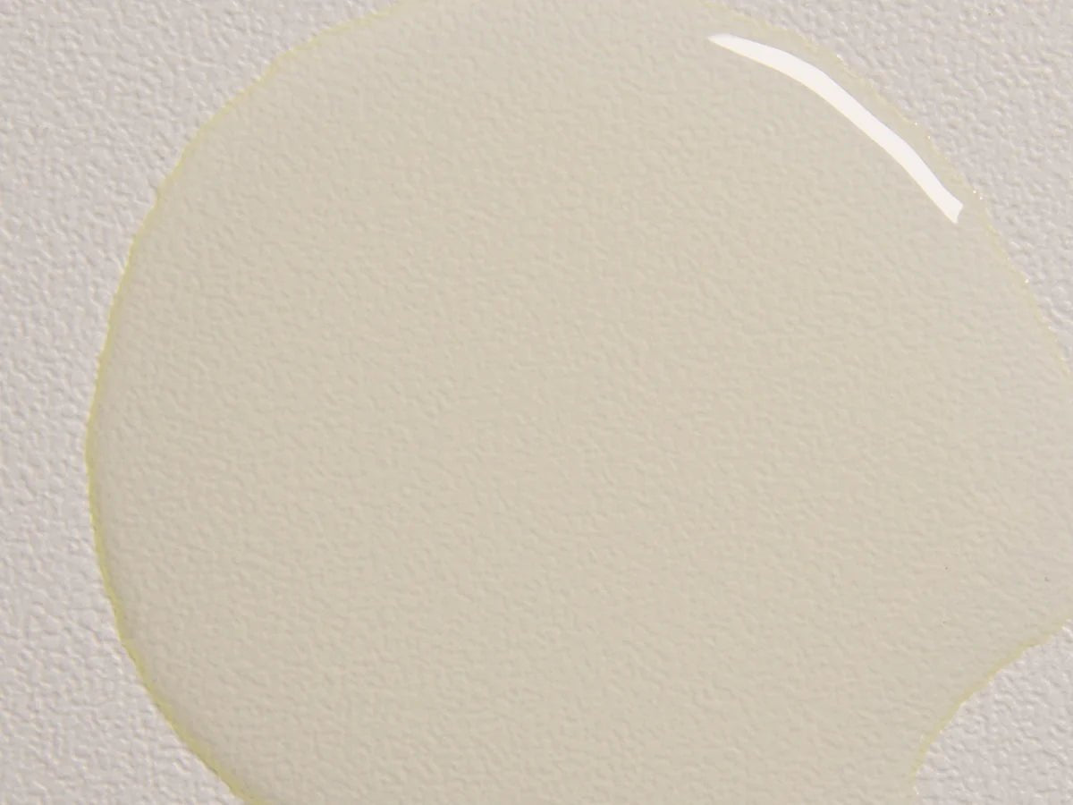 Texture du Davines NOUNOU Oil, huile nourrissante pour cheveux secs, abîmés ou traités, à la texture fine et brillante conçue pour apporter nutrition, douceur et souplesse sans alourdir la fibre capillaire