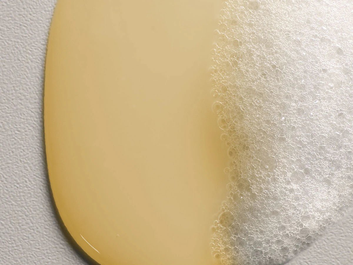 Texture mousse du Davines NOUNOU Shampoo, shampooing nourrissant pour cheveux secs, abîmés ou traités, conçu pour nettoyer en douceur, apporter nutrition et laisser les cheveux plus doux, souples et brillants