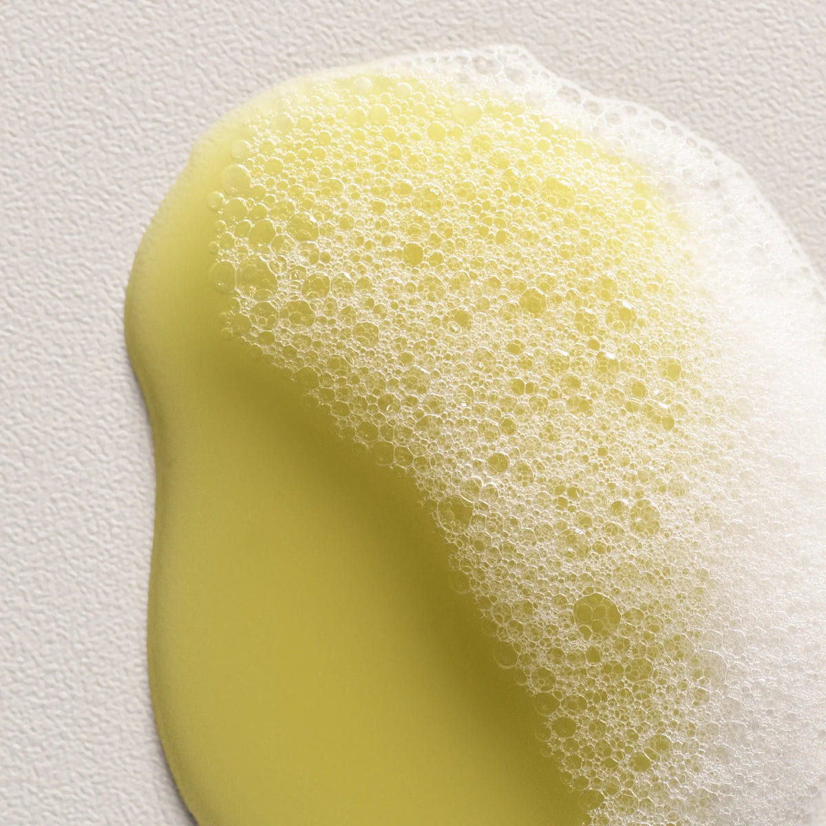 Davines Nourishing Shampoo – gros plan de la texture dorée et de sa mousse