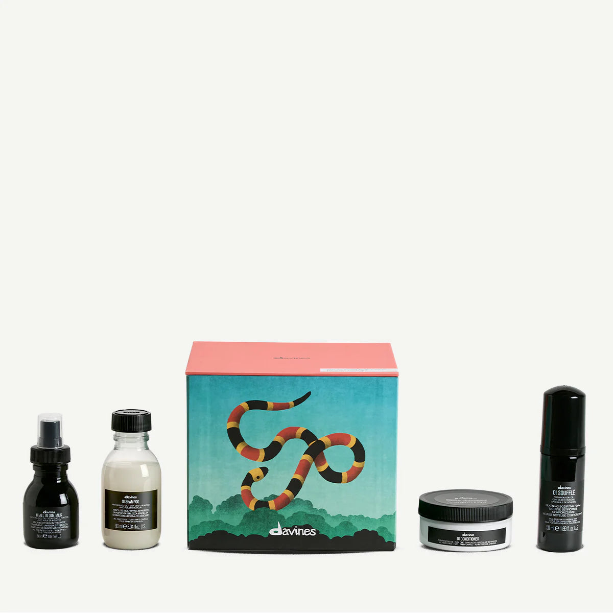 Davines OI Discovery Kit, coffret voyage composé de quatre soins OI pour découvrir la routine Davines dédiée à la brillance, la douceur et la nutrition des cheveux