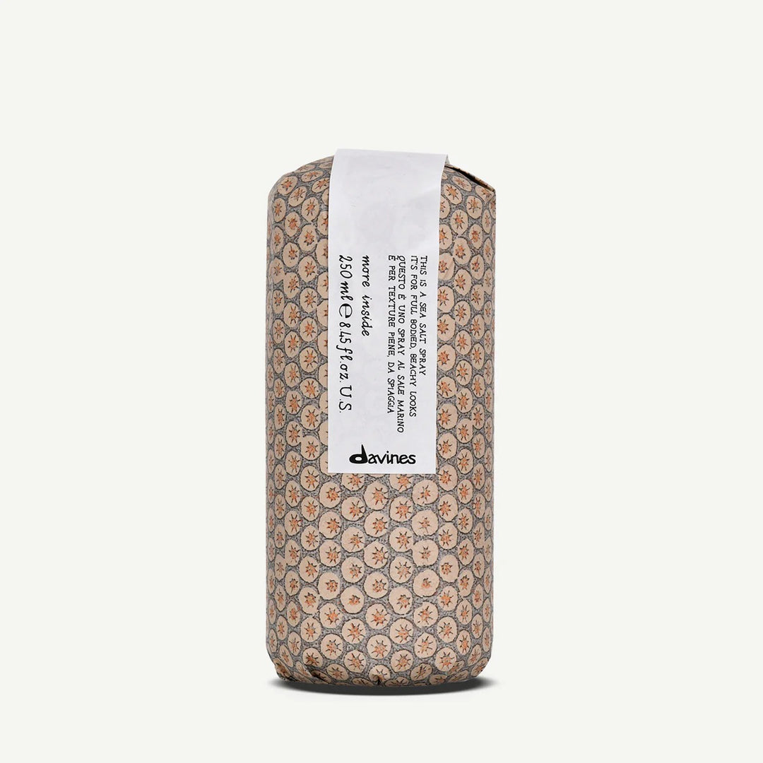 Flacon 250 ml Davines Sea Salt Spray – spray au sel marin pour volume et texture effet plage dans un emballage papier