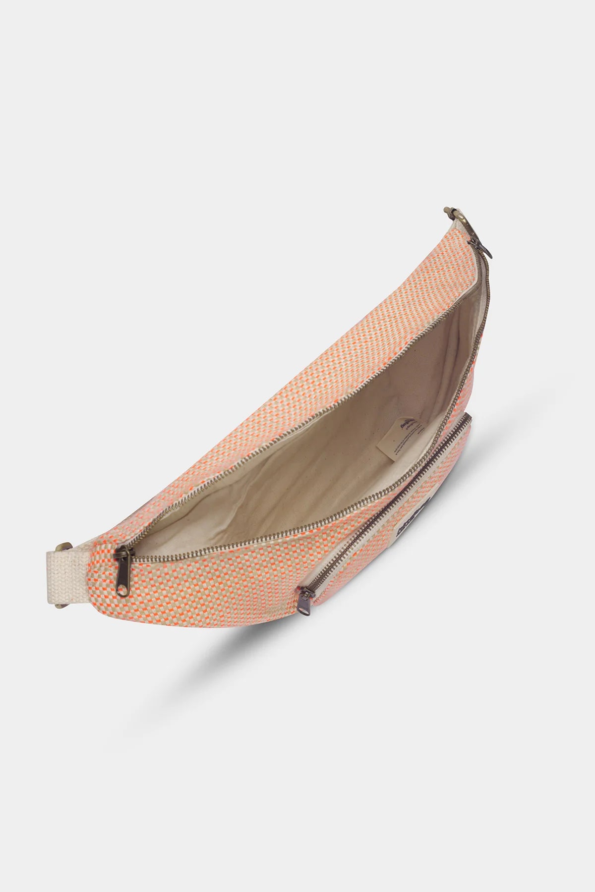 Vue de cote de la banane Sofia tressage corail Hindbag avec bandouliere reglable en coton recycle