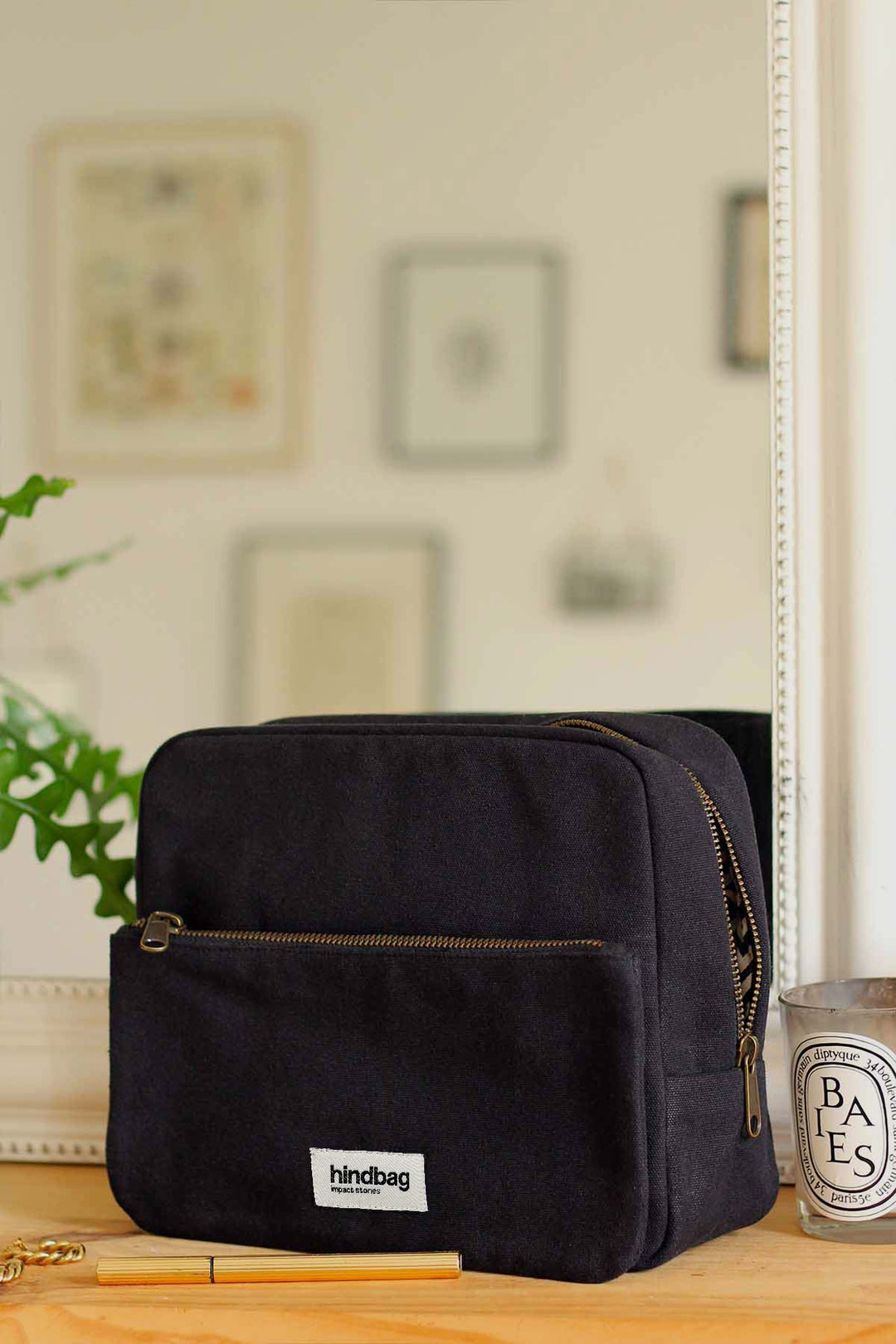 Trousse de toilette Alix - Coloris Noir - Hindbag : Un accessoire élégant et pratique, fabriqué en coton épais certifié GOTS. Son design minimaliste et sa teinte chaude apportent une touche de sophistication à votre routine quotidienne. Idéale pour transporter vos essentiels de beauté avec style et engagement éthique.