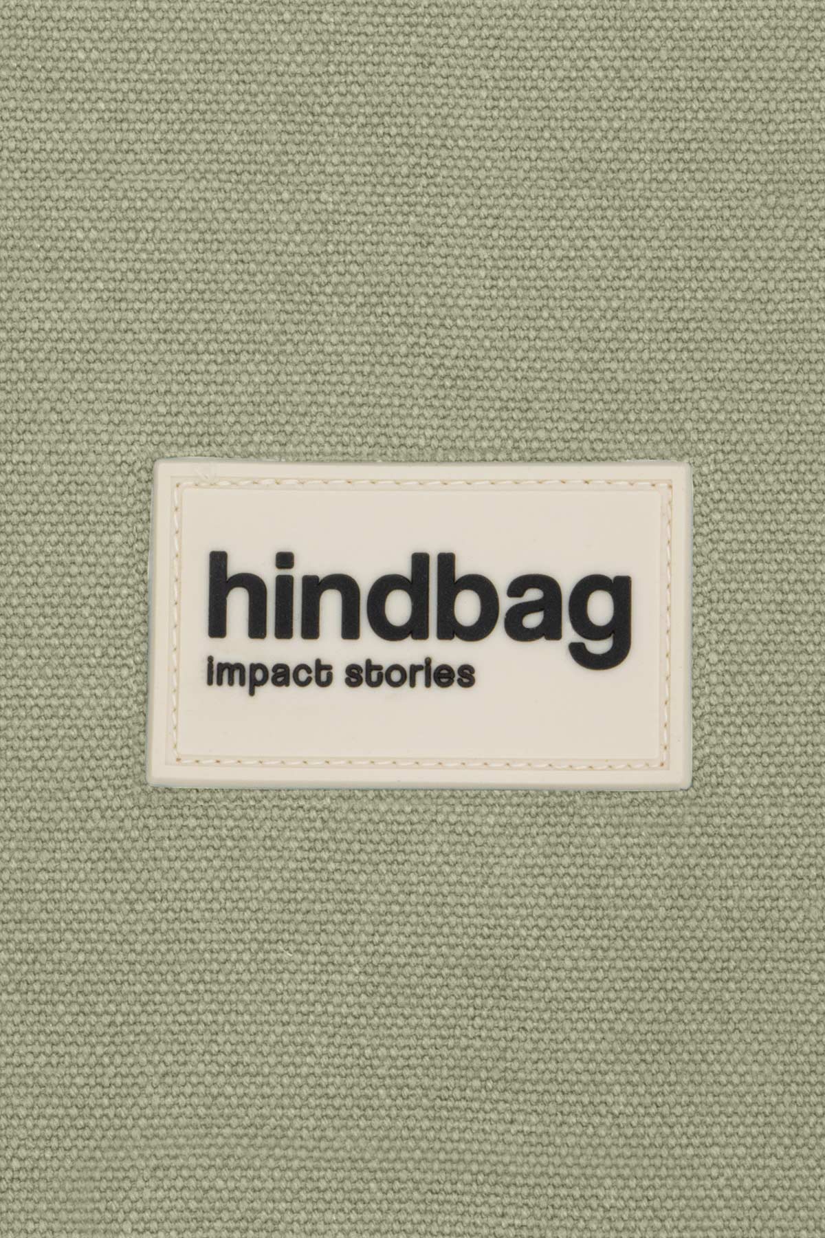 Détail du logo Hindbag sur le Sling Bag Felix coloris Argile, sac compact en coton épais au style sobre et pratique