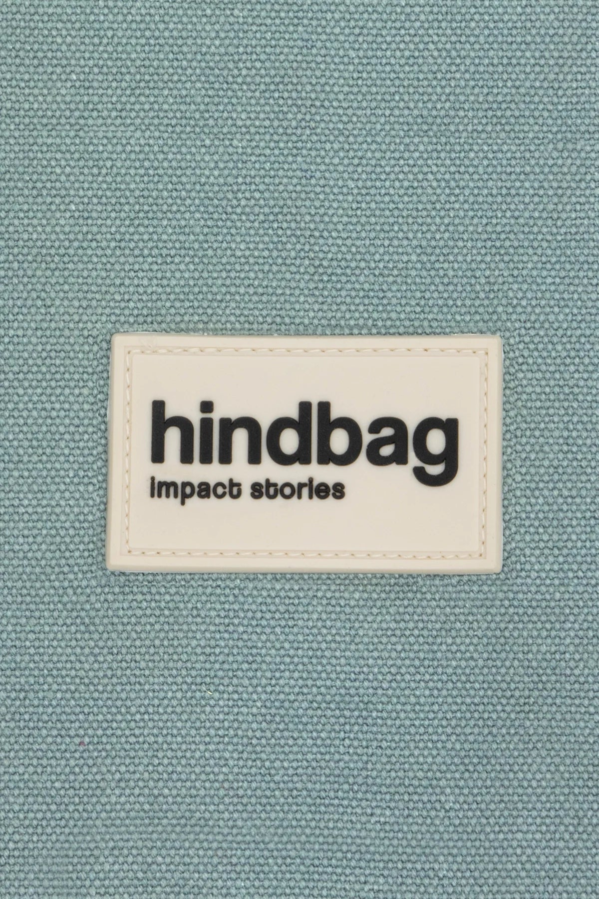 Détail du logo Hindbag sur le Sling Bag Felix coloris Sauge, sac compact en coton épais au style sobre et pratique