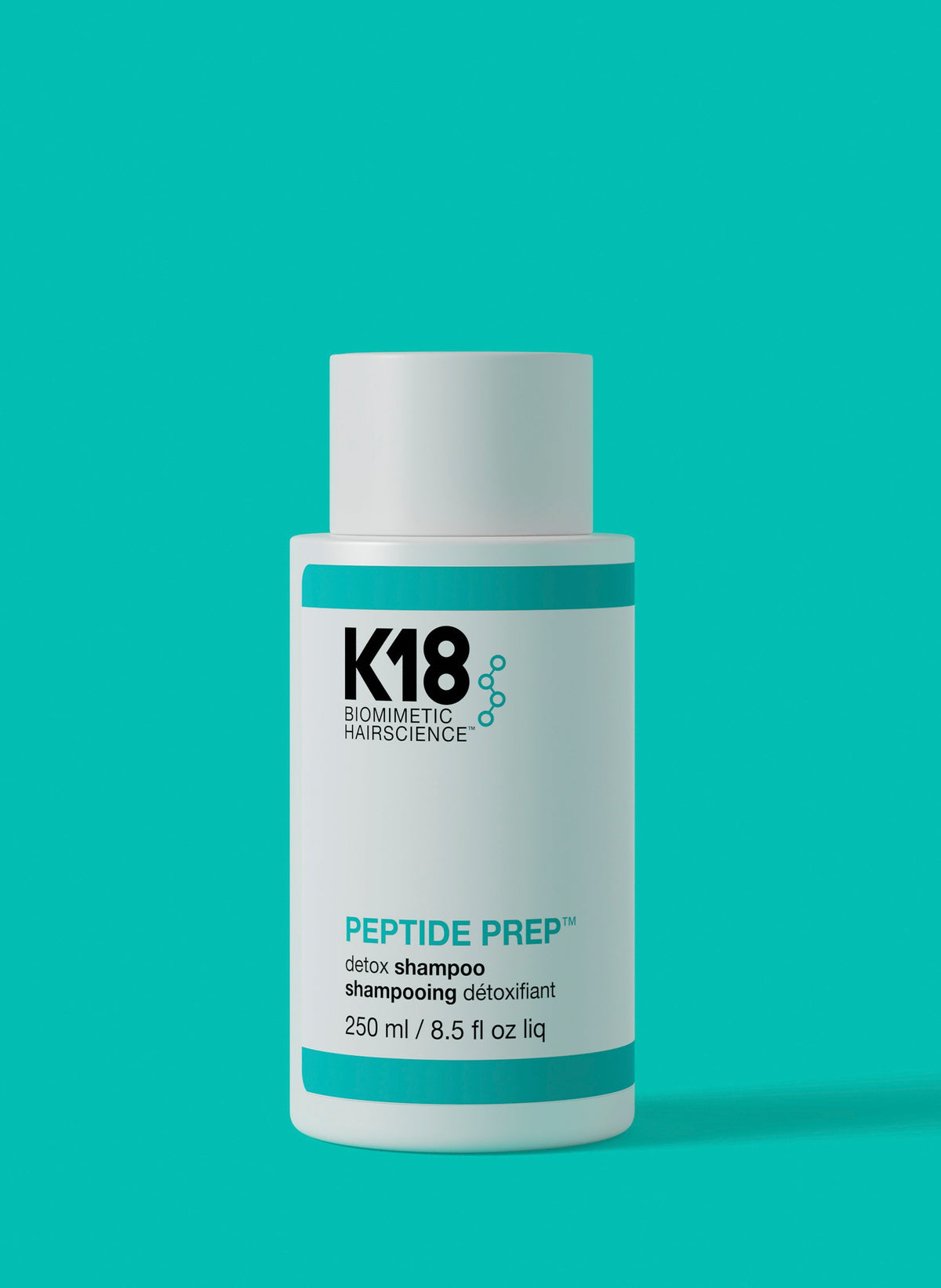Flacon blanc K18 Peptide Prep Detox Shampoo 250 ml avec bande turquoise, présenté sur fond turquoise.