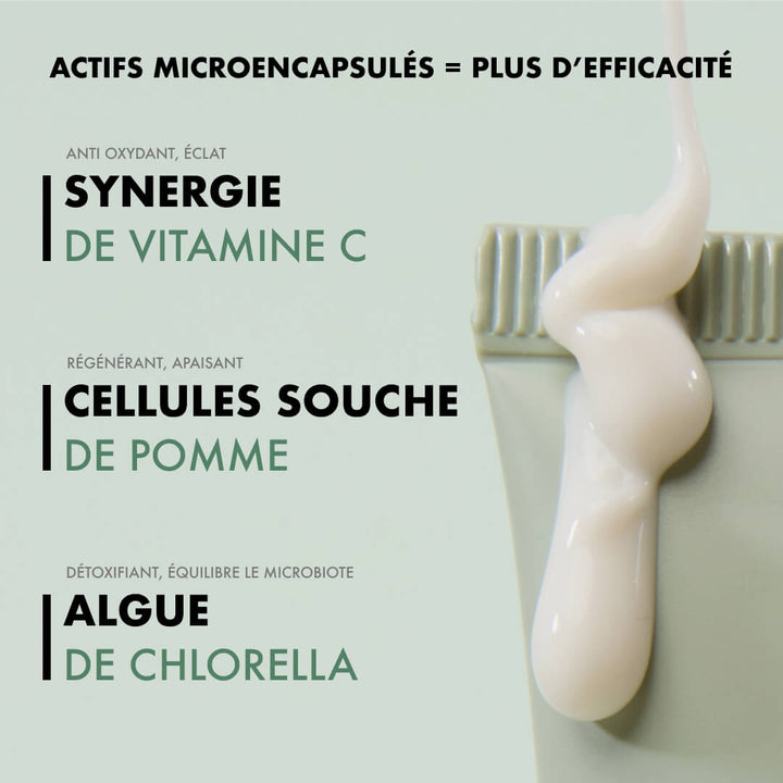 Actifs microencapsulés de La Crème Légère La Crème Libre : vitamine C pour l’éclat, cellules souches de pomme pour apaiser, algue de chlorella pour détoxifier. Texture crémeuse sur un fond vert doux.
