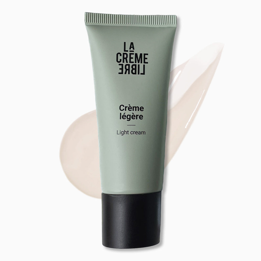 Tube vert sauge de la Crème Légère La Crème Libre avec texture fluide visible sur fond blanc. Soin hydratant et matifiant à base d’ingrédients naturels, présenté dans un visuel minimaliste.
