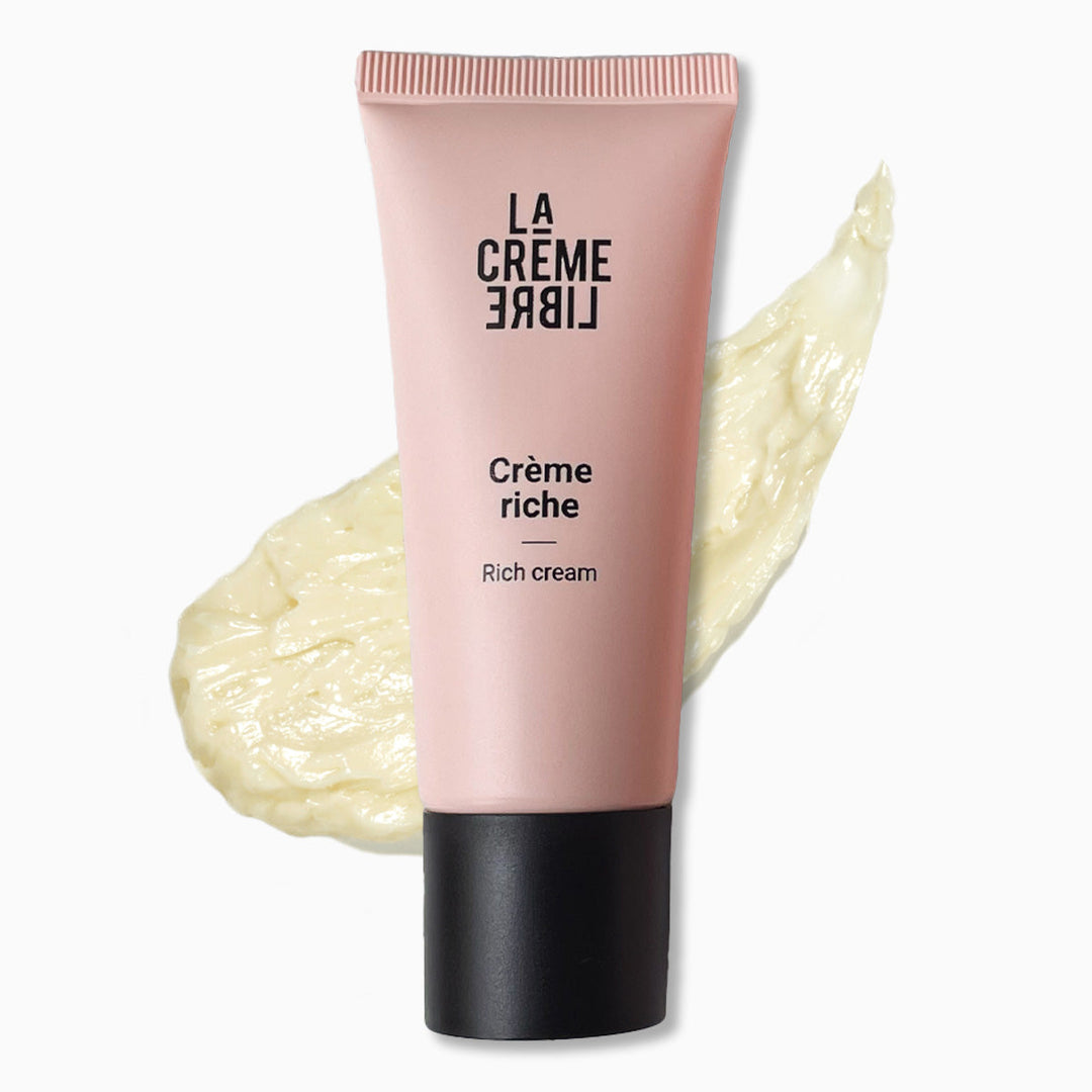 Crème Riche LA CRÈME LIBRE présentée avec sa texture onctueuse et nourrissante, pour une peau douce, souple et apaisée