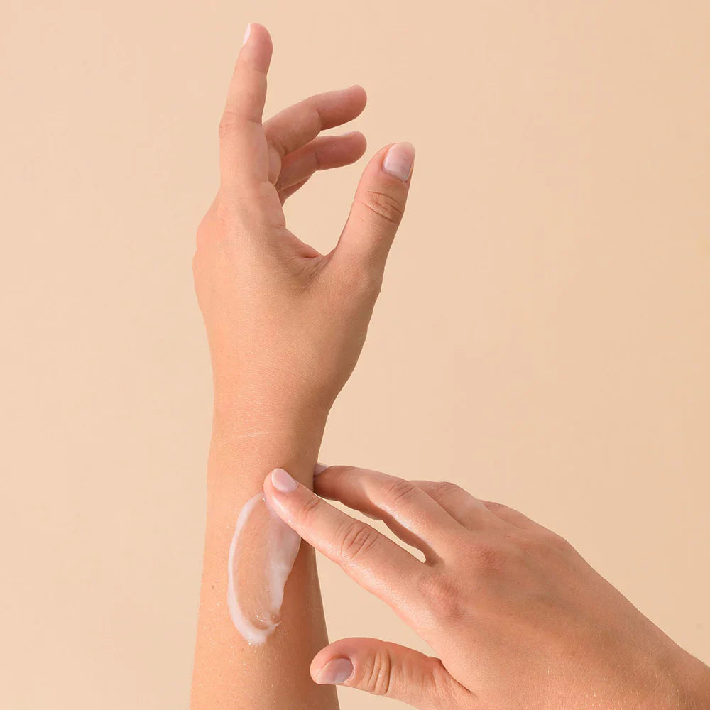 Application du Baume Magique Les Petits Prödiges sur le bras, soin multi-usages à la texture fondante pour nourrir, protéger et adoucir la peau