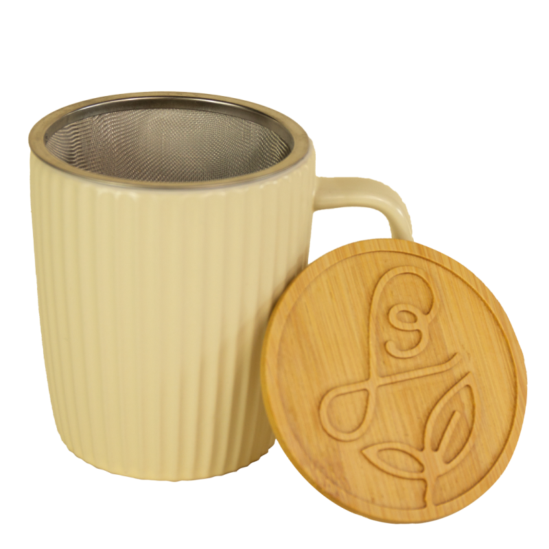 Mug Maison Bourgeon Thé Passion crème, en céramique nervurée avec anse ergonomique, filtre en inox intégré et couvercle en bois gravé pour une infusion optimale.