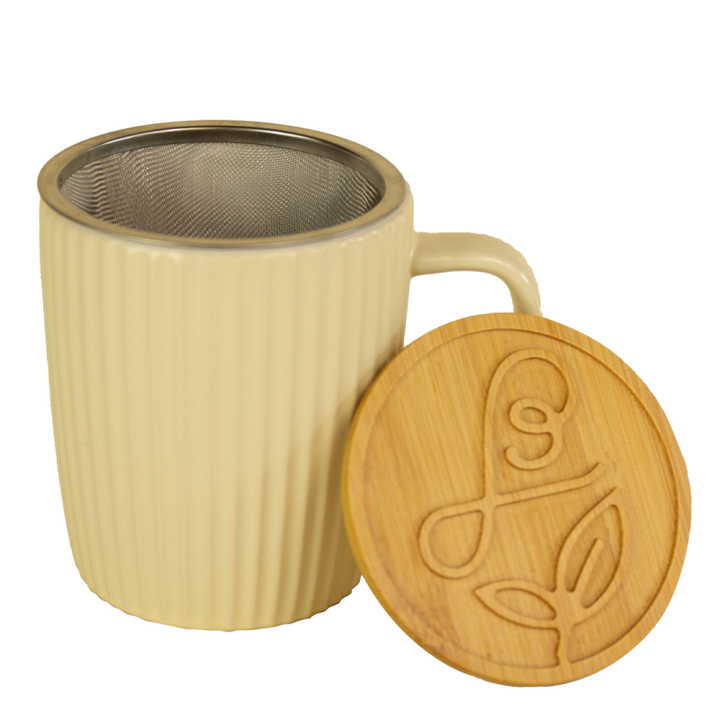 Mug Maison Bourgeon Thé Passion crème, en céramique nervurée avec anse ergonomique, filtre en inox intégré et couvercle en bois gravé pour une infusion optimale.