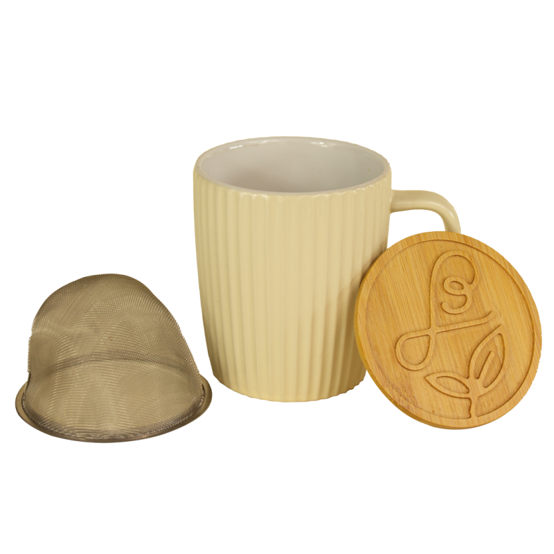 Mug Maison Bourgeon Thé Passion Beige, en céramique texturée avec anse, accompagné d’un couvercle en bois gravé et d’un infuseur en acier inoxydable amovible.