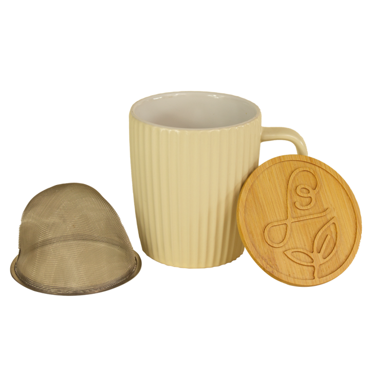 Mug Maison Bourgeon Thé Passion Beige, en céramique texturée avec anse, accompagné d’un couvercle en bois gravé et d’un infuseur en acier inoxydable amovible.
