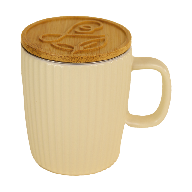Mug Maison Bourgeon Thé Passion ivoire, en céramique texturée avec anse ergonomique, accompagné d’un couvercle en bois gravé pour conserver la chaleur.