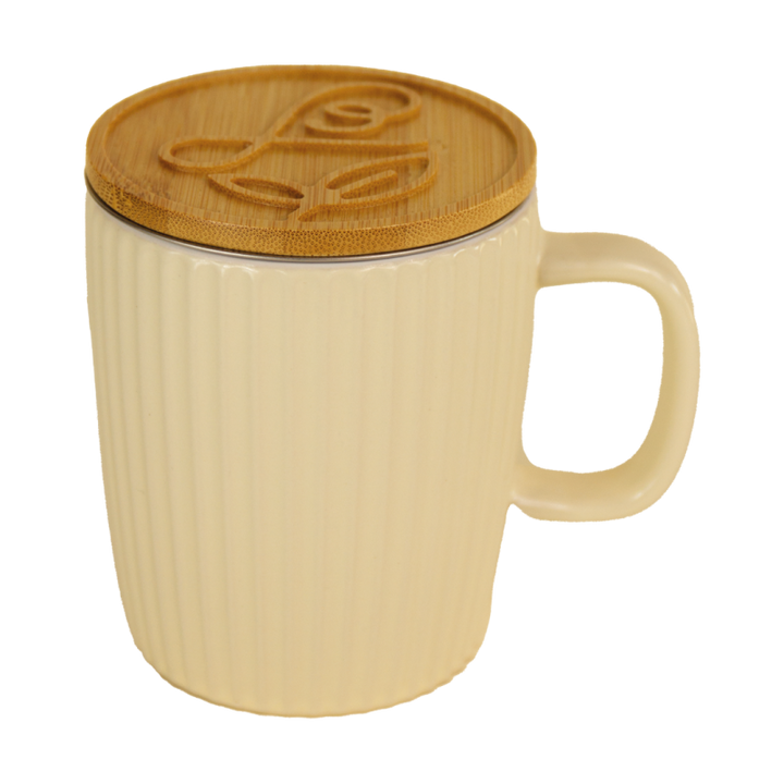 Mug Maison Bourgeon Thé Passion ivoire, en céramique texturée avec anse ergonomique, accompagné d’un couvercle en bois gravé pour conserver la chaleur.