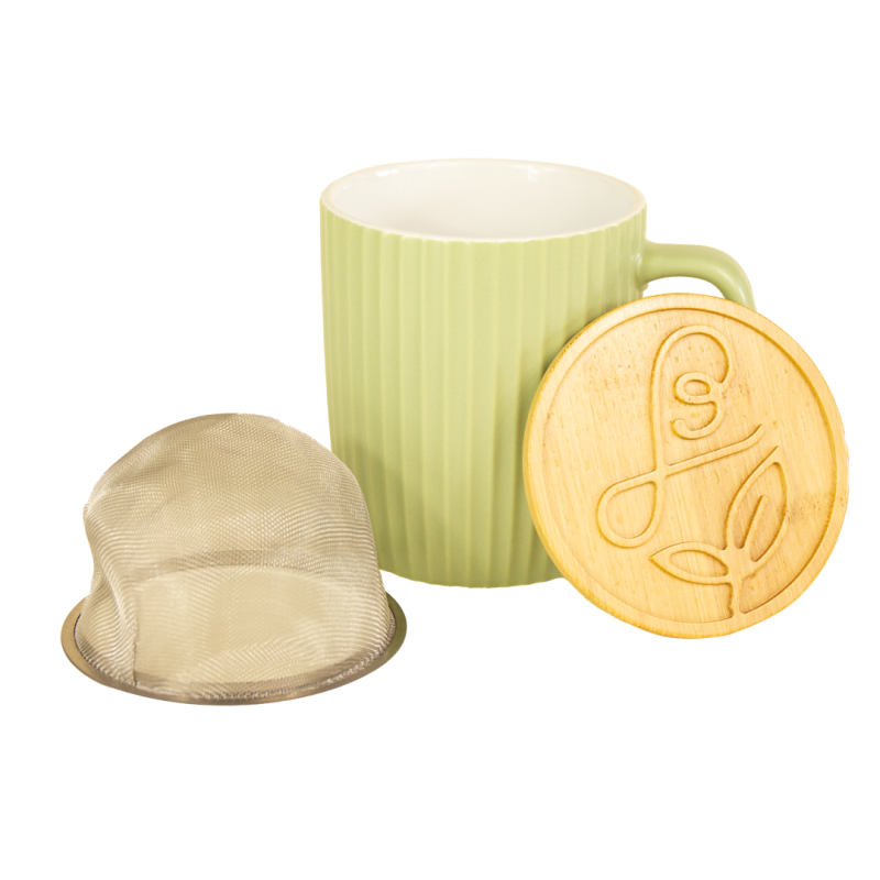 Mug Maison Bourgeon Thé Passion vert, en céramique texturée avec anse, accompagné d’un couvercle en bois gravé et d’un infuseur en acier inoxydable amovible.