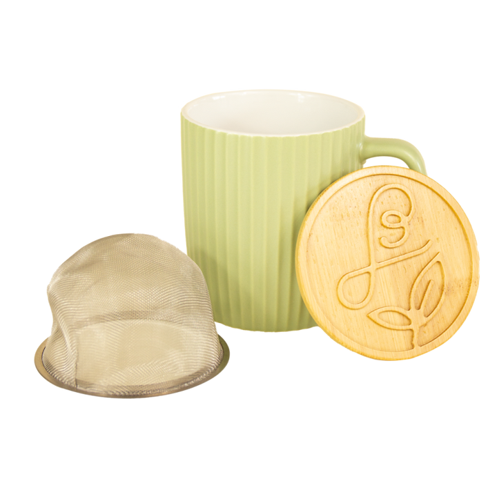 Mug Maison Bourgeon Thé Passion vert, en céramique texturée avec anse, accompagné d’un couvercle en bois gravé et d’un infuseur en acier inoxydable amovible.
