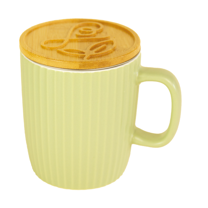 Mug Maison Bourgeon Thé Passion vert en céramique texturée avec anse, accompagné d’un couvercle en bois gravé et d’un infuseur en acier inoxydable."