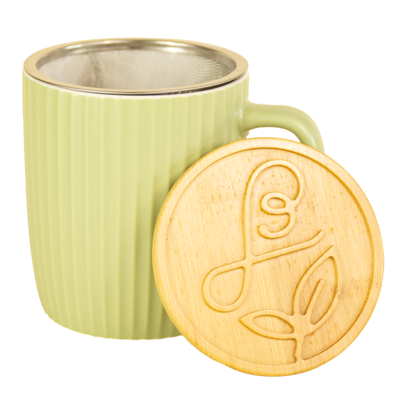 Mug Maison Bourgeon Thé Passion vert en céramique texturée avec anse, accompagné d’un couvercle en bois gravé et d’un infuseur en acier inoxydable.