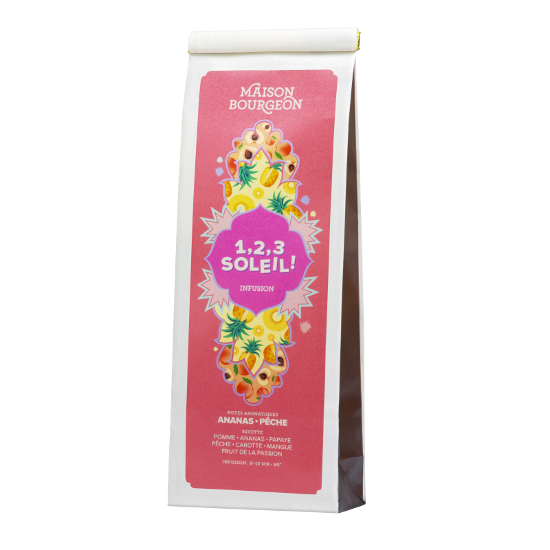 Infusion fruitée Maison Bourgeon 1,2,3 Soleil ! Saveur ananas et pêche. Mélange exotique avec pomme, ananas, papaye, pêche, carotte, mangue et fruit de la passion. Sachet refermable au design coloré, idéal pour une infusion chaude ou glacée.