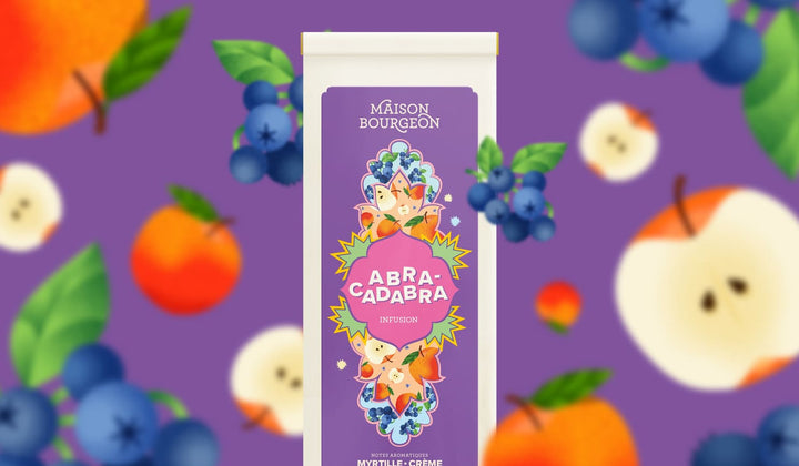 Paquet d'infusion Maison Bourgeon Abracadabra avec des illustrations de myrtilles, pommes et pêches en arrière-plan.