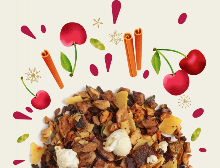 Image montrant les ingrédients de l'infusion Cherry Christmas de la marque Maison Bourgeon. Les ingrédients incluent des cerises, des bâtons de cannelle, des pommes, des raisins, des noix de coco, des carottes, de la cardamome et du pop-corn, tous disposés autour du mélange d'infusion.