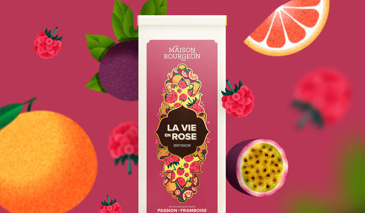 Paquet d'infusion Maison Bourgeon La Vie en Rose avec des illustrations de fruits de la passion, de framboises et d'oranges en arrière-plan.