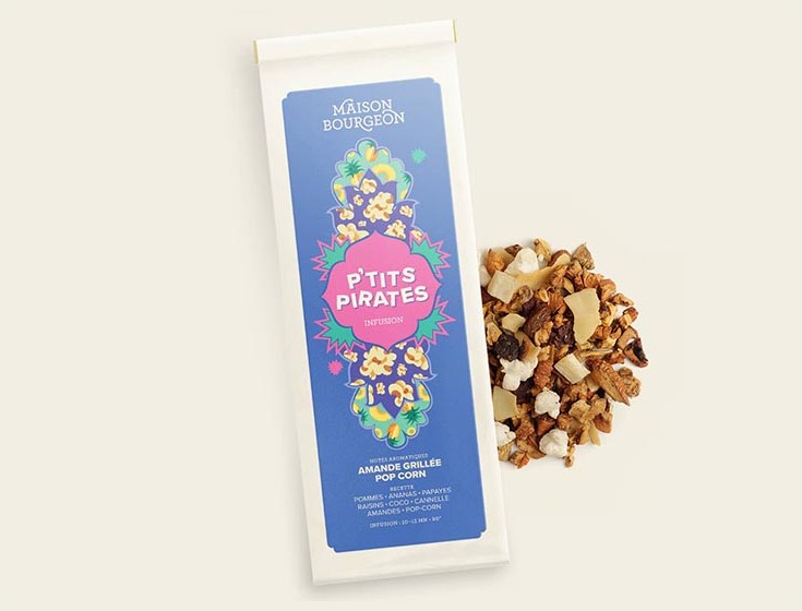 Image du produit "P'TITS PIRATES" de la marque Maison Bourgeon, montrant un paquet de tisane aromatisée avec des morceaux d'amandes grillées et de pop-corn. Le paquet est à côté d'un mélange d'infusion en vrac, mettant en valeur les ingrédients naturels visibles dans la tisane.