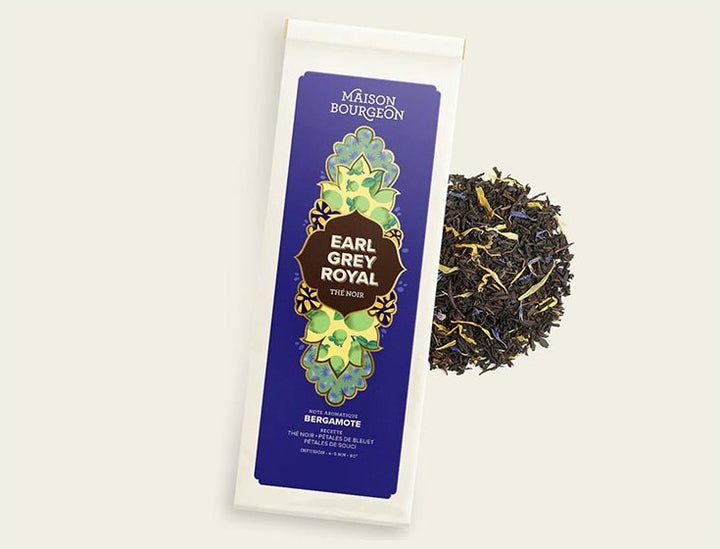 Image du produit "EARL GREY ROYAL" de la marque Maison Bourgeon, montrant un paquet de thé noir aromatisé à la bergamote. Le paquet est à côté d'un mélange de thé en vrac, mettant en valeur les morceaux de bergamote et les pétales de fleurs naturels visibles dans le thé.