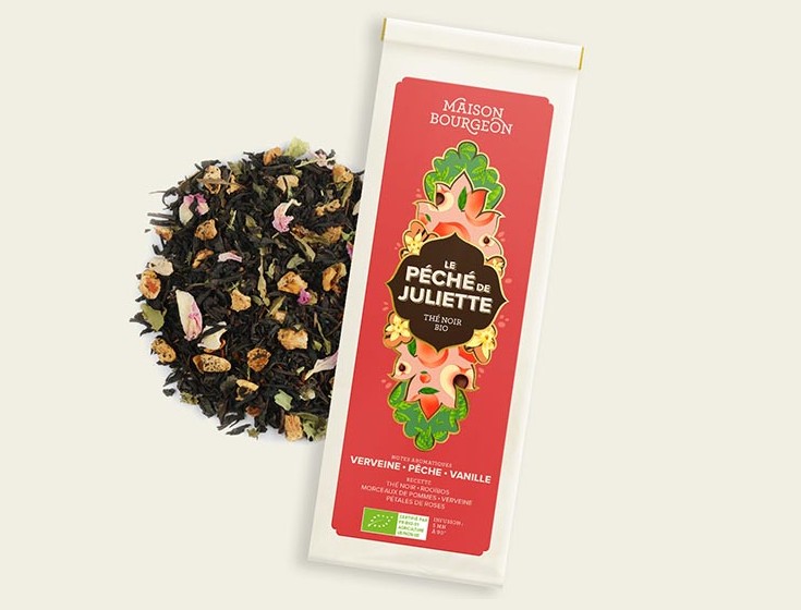 Image du produit "LE PÉCHÉ DE JULIETTE" de la marque Maison Bourgeon, montrant un paquet de thé noir bio aromatisé avec des saveurs de verveine, pêche et vanille. Le paquet est à côté d'un mélange de thé en vrac, mettant en valeur les morceaux de fruits et les pétales de fleurs naturels visibles dans le thé.