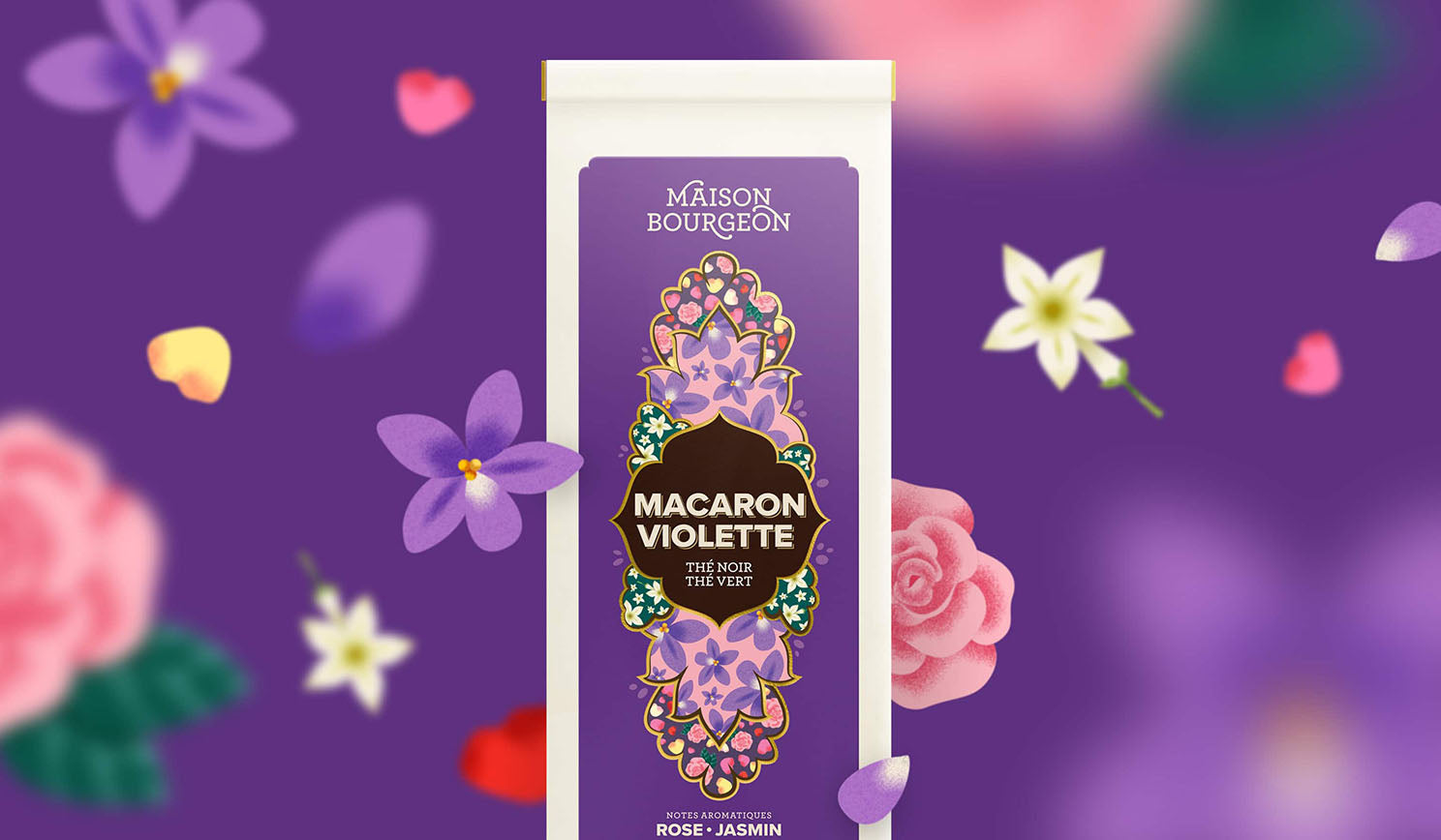 Paquet de thé noir et vert Maison Bourgeon Macaron Violette avec des illustrations de fleurs violettes et de roses en arrière-plan.
