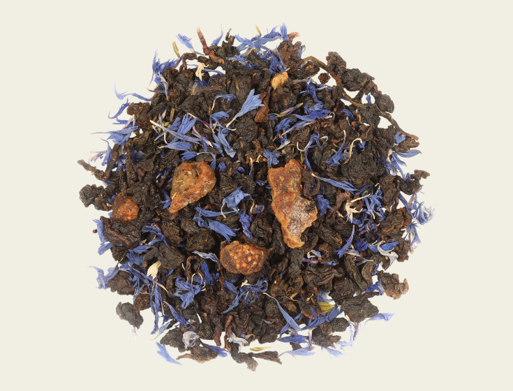 Mélange de thé Oolong Le Champ des Cigales de Maison Bourgeon, avec des feuilles de thé, des morceaux de figue et des fleurs de bleuet, offrant un profil de saveur complexe et une présentation esthétique.