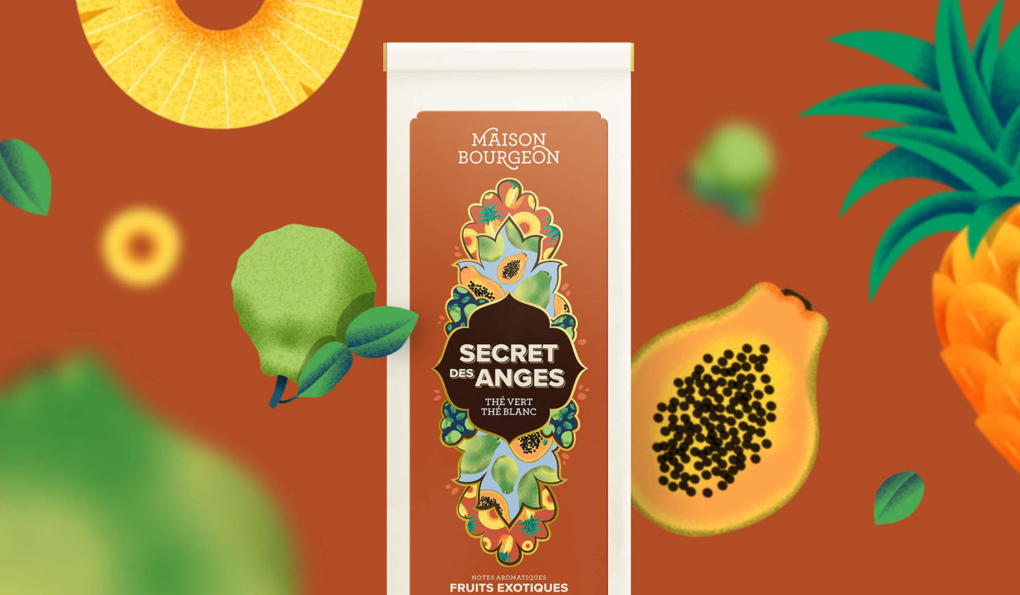 Paquet de thé vert et blanc Maison Bourgeon Secret des Anges avec des illustrations de papaye, ananas et autres fruits exotiques en arrière-plan.