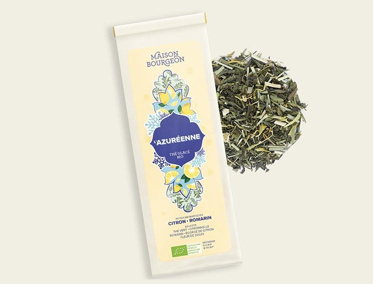 Maison Bourgeon L'Azuréenne thé glacé bio avec un mélange de thé vert, citronnelle, romarin et autres herbes, présenté avec un sachet de thé et des ingrédients visibles.
