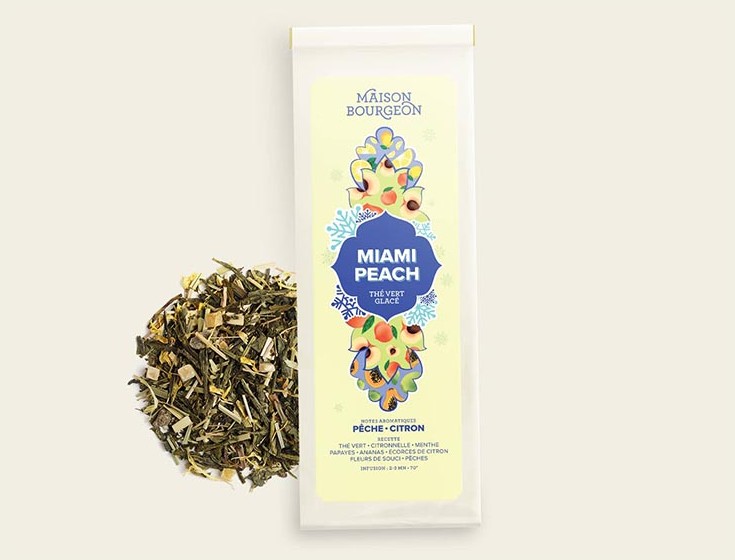 Image du produit "MIAMI PEACH" de la marque Maison Bourgeon, montrant un paquet de thé vert glacé aromatisé avec des saveurs de pêche et de citron. Le paquet est à côté d'un mélange de thé en vrac, mettant en valeur les ingrédients naturels visibles dans le thé.