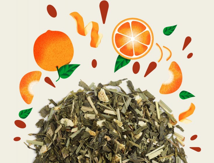 Mélange de thé vert bio Orange Sanguine de Maison Bourgeon, illustré avec des morceaux d'orange, de citronnelle et des zestes d'orange en arrière-plan.