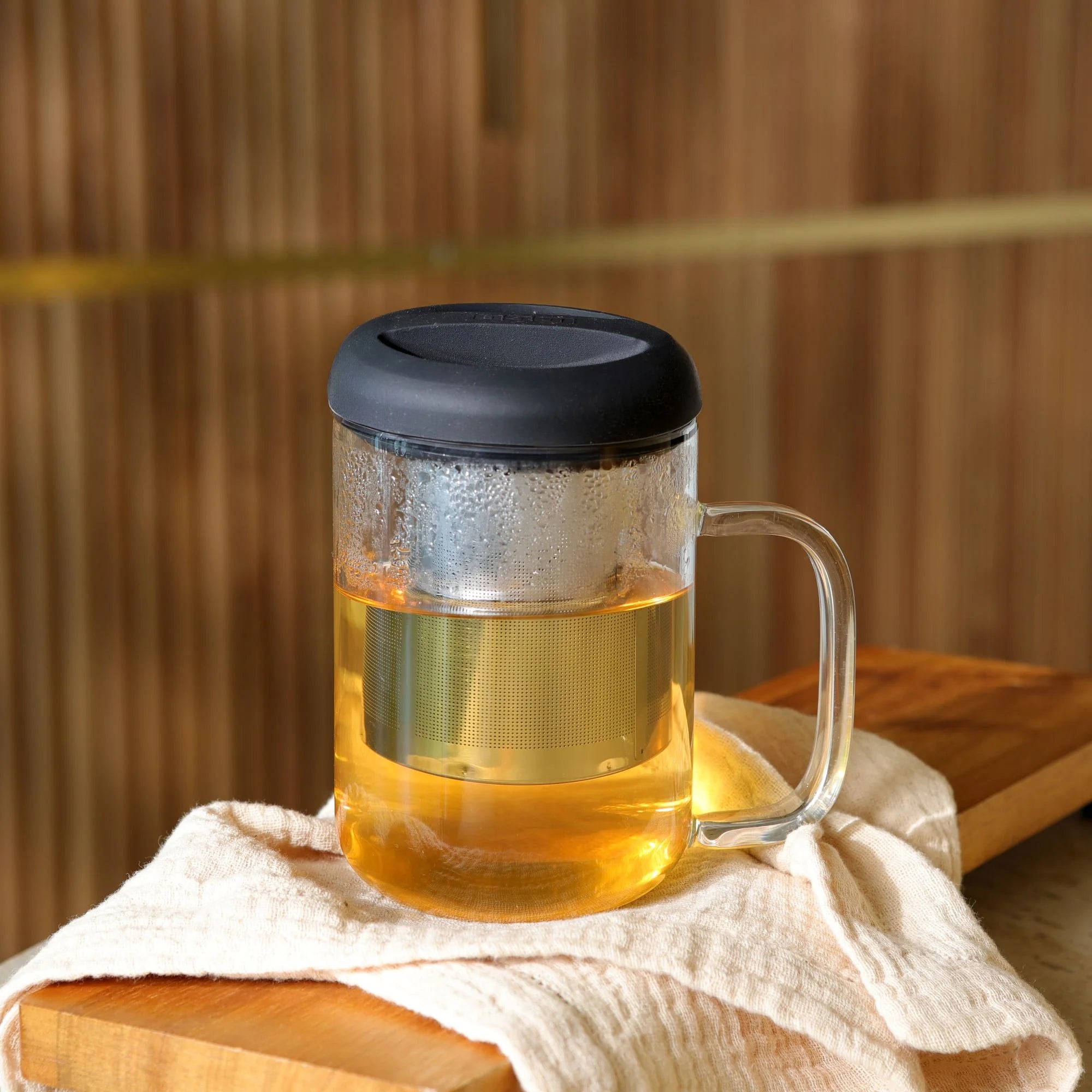 OGO Living Tisanière Fusion 500 ml en verre avec anse, filtre intégré et couvercle noir, idéale pour infuser et savourer du thé ou une tisane chaude