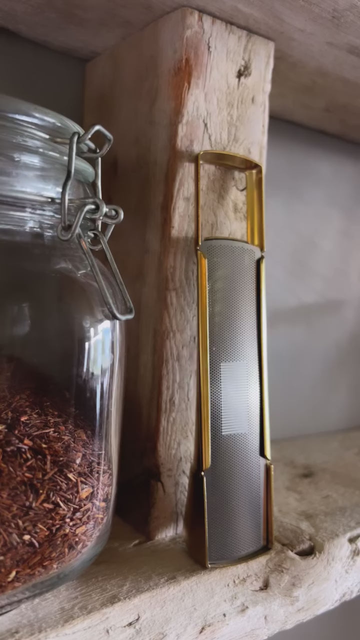 Vidéo de l’infuseur à thé Drosselmeyer Tesil doré en action, utilisé pour préparer une tasse de thé