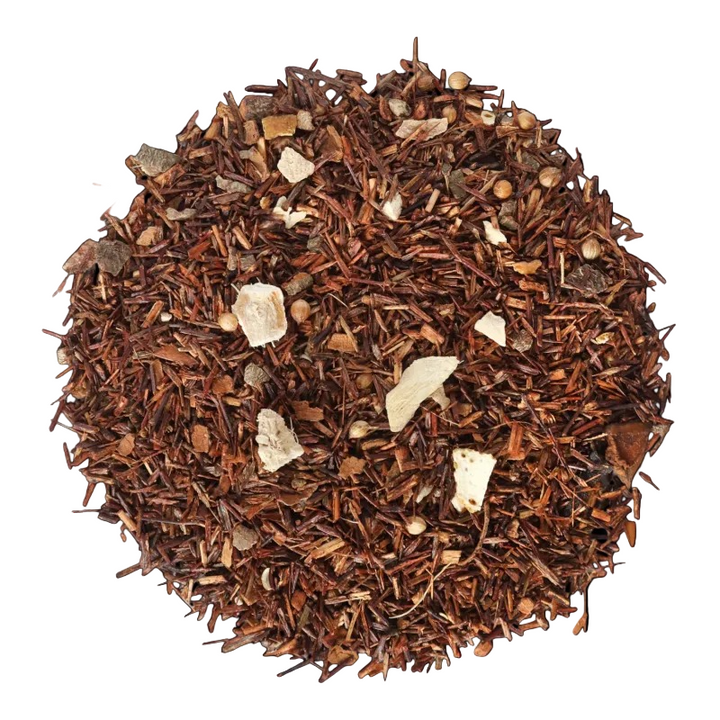 Gros plan du mélange rooibos Miel et une Nuit Maison Bourgeon avec morceaux d’épices et miel