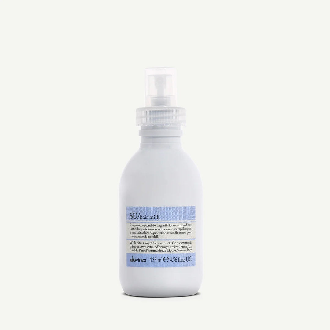 Flacon spray 135 ml de SU Hair Milk Davines – lait protecteur capillaire après-soleil hydratant et démêlant à l’extrait d’orange amère.