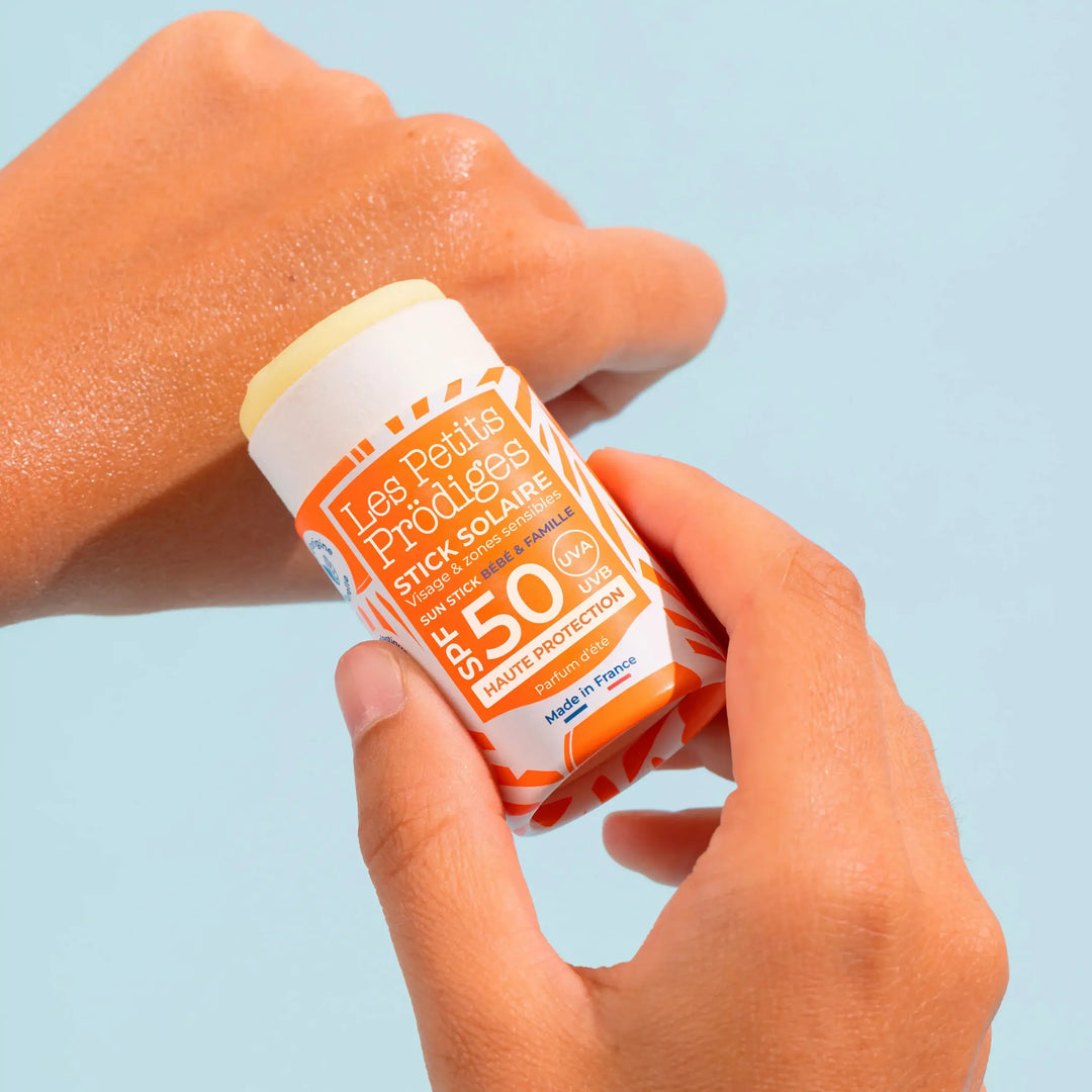 Démonstration du stick solaire SPF50 Les Petits Prödiges sur la peau – texture fondante et sans trace blanche