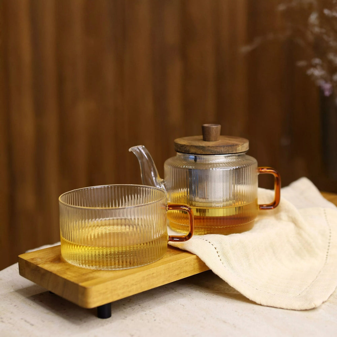 Théière OGO Living KAR en verre nervuré avec couvercle bois et tasse assortie ambre sur planche